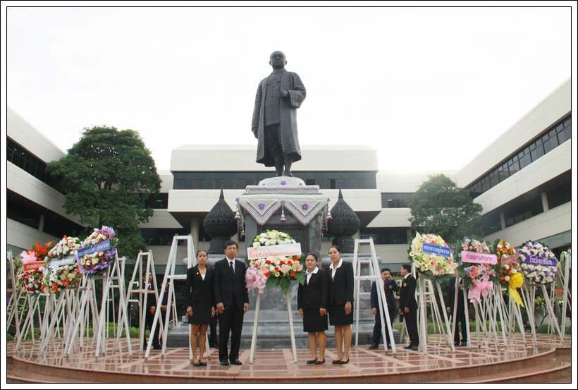 ﻿กรมบังคับคดีร่วมงานวางพวงมาลาถวายบังคมพระบรมราชานุสาวรีย์